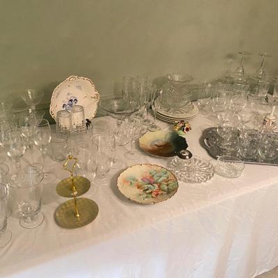 Lot 4: Holiday items & Glassware