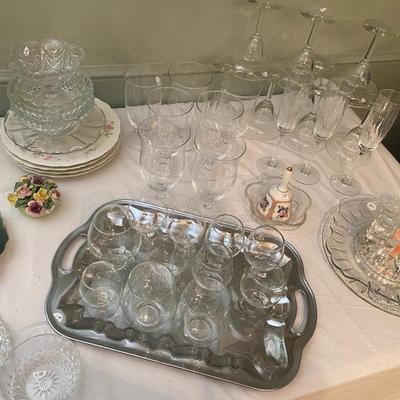 Lot 4: Holiday items & Glassware