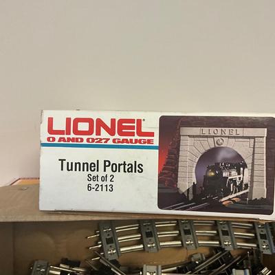 US1790 Lionel Tunnel Portals, Coal Bag and O Gauge 90Â° Crossover