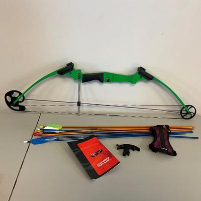 US1808 Genesis Green Compound Bow and Arrow with Accessories