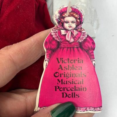 Vintage House of Global Art Porcelain Musical Wind-Up Cat Doll Victoria Ashlea Original