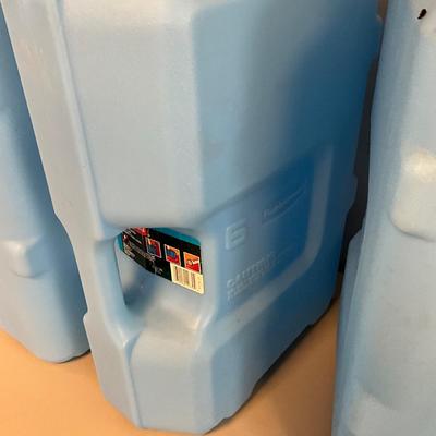 US1821 Set of 3 Rubbermaid Water Containers