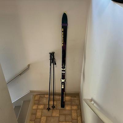 US1828 Pair of Vintage Kastle Syncap TCX Skis with poles