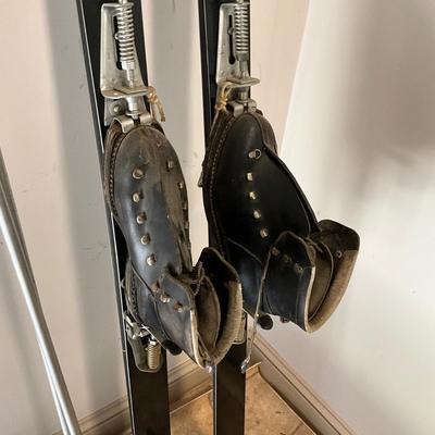 US1831 Vintage 1960's HART Snow Skis with Poles and Boots