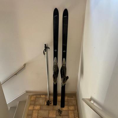 US1831 Vintage 1960's HART Snow Skis with Poles and Boots