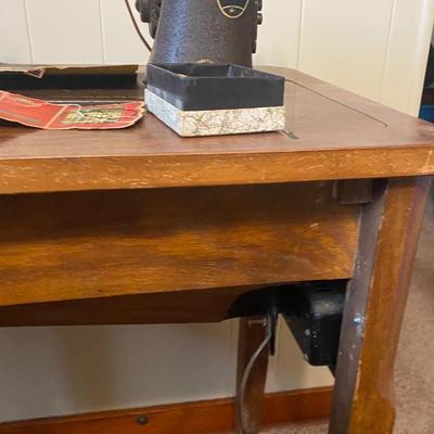 Singer Sewing Type 66 in Cabinet