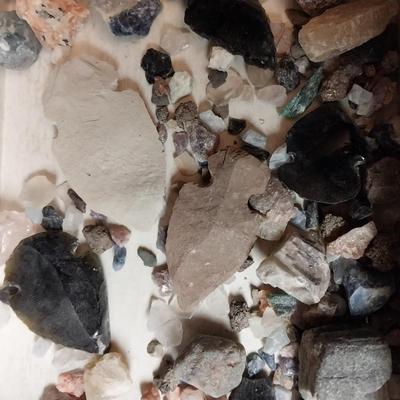 ARROW HEADS? AND SMALL ROCKS/MINERALS