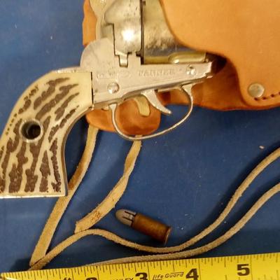 LOT 135 MATTEL SHOOTIN SHELL CAP GUN WITH LEATHER HOLSTER