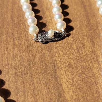 Victor's Pearl Necklace with Original Bag, Certificate of Guarantee and Recipt