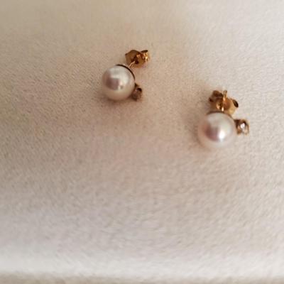 14K Gold Pearl earrings
