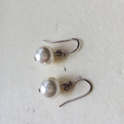 High Luster White Pearl earrings