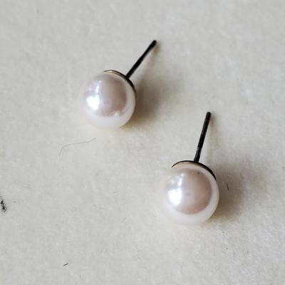 Pearl earrings with a light pink hue