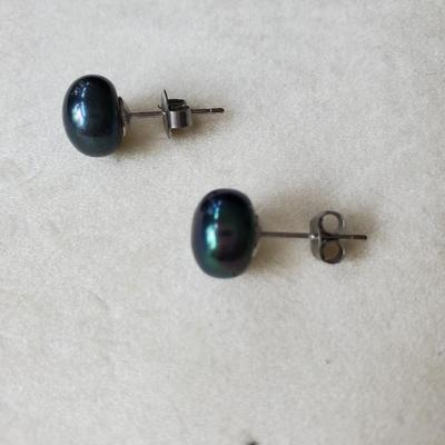 Tahitian Round pearl earrings