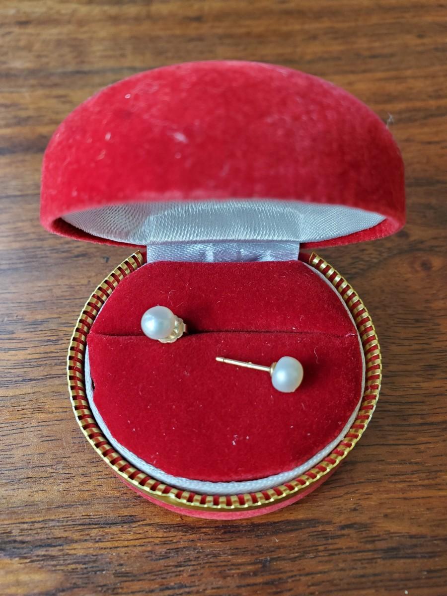 Small pearl stud earrings | EstateSales.org