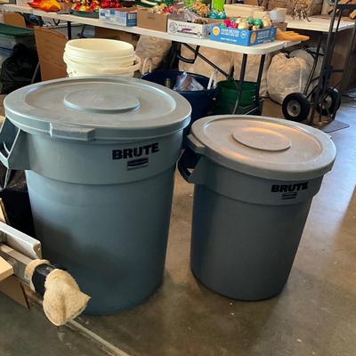 G1847 Two BRUTE Rubbermaid Trash Cans with Lid