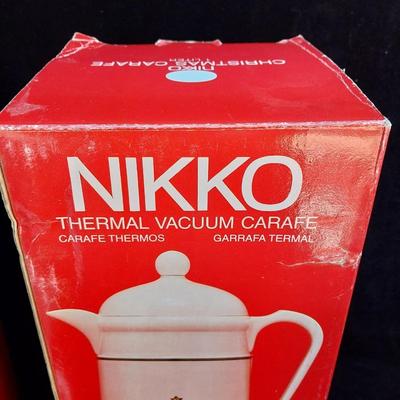 NIKKO HAPPY HOLIDAYS THERMAL VACUUM CARAFE AND 4 COFFEE MUGS