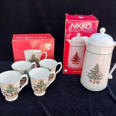 NIKKO HAPPY HOLIDAYS THERMAL VACUUM CARAFE AND 4 COFFEE MUGS