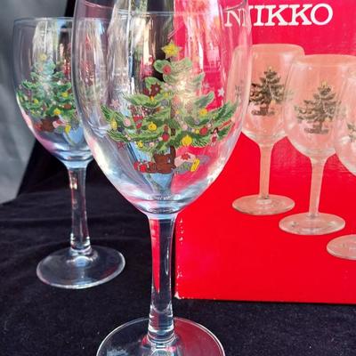NIKKO HAPPY HOLIDAYS 4 STEMMED GLASSES AND 2 CANDY DISHES