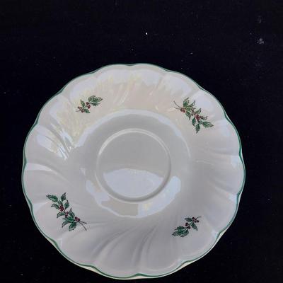 NIKKO HAPPY HOLIDAYS COFFEE CUPS AND SAUCERS SERVICE FOR 4