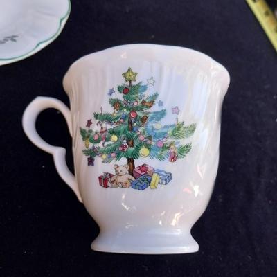 NIKKO HAPPY HOLIDAYS COFFEE CUPS AND SAUCERS PLUS LILLIAN VERNON STORAGE CONTAINERS