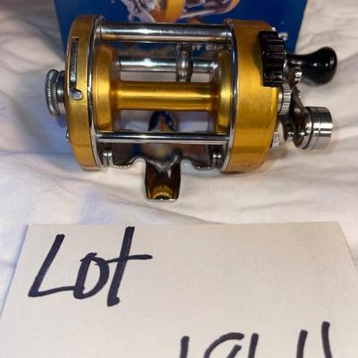 S1864 Vintage Penn Levelmatic Bait Casting Reel Model 930
