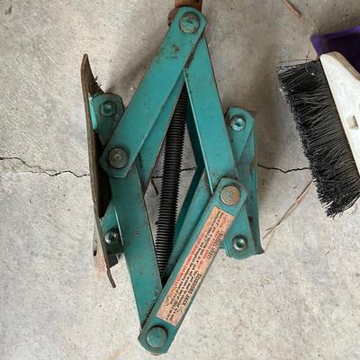 G1945 Scissor Car Jack with Ice Scrapers
