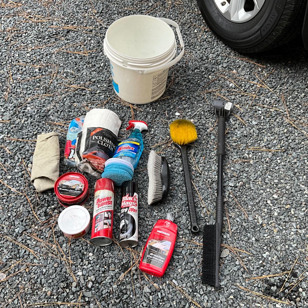 G1947 Lot of Car Cleaning Supplies