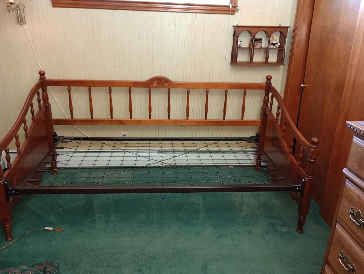 LOT 108D Wood Day Bed Frame w/ Bedding