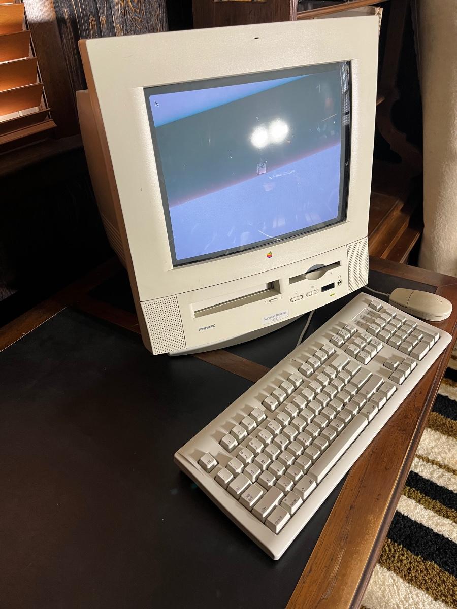 LOT 151Z: Vintage 90s Apple Macintosh Performa 5200CD