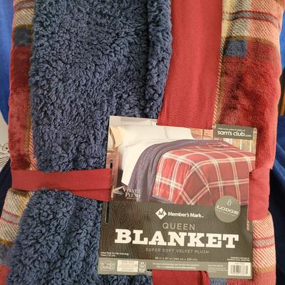 Velvet Plush Blanket  Queen  New