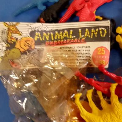LOT 148 BAG OF MULTIPLE TOY JUNGLE ANIMALS