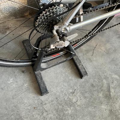 G1835 Men's TREK Bicycle Alpha SL 7500 with Box of Bicycle Accessories