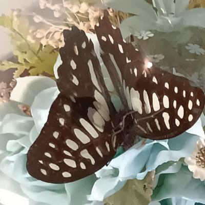 BEAUTIFUL Vintage Taxidermy Graphium butterfly in glass globe with faux flowers