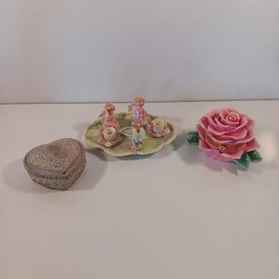 Miniature Angels tea set with two ring boxes