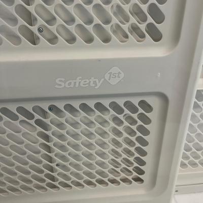 Cosco Folding High Chair & Safety 1st Child Gate ( B2-MG)