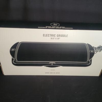 Williams Sonoma Electric Griddle and a Roasting Pan (LR-DW)