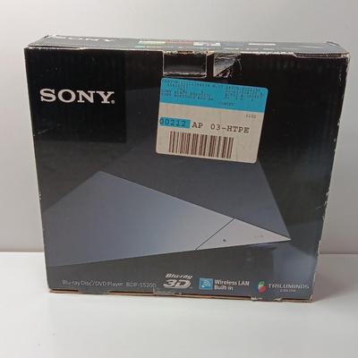 Sony Blue Ray disc / DVD Player with Wireless LAN built in Complete with remote control