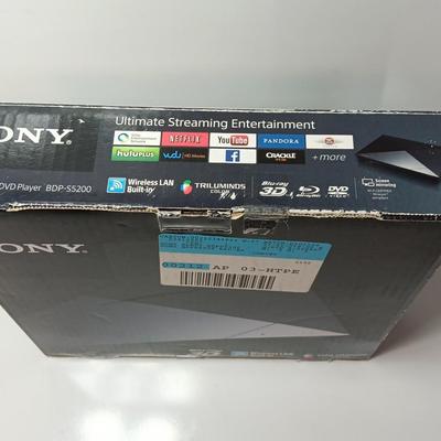 Sony Blue Ray disc / DVD Player with Wireless LAN built in Complete with remote control