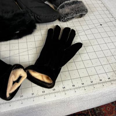 Woman's Mittens and Gloves , 1 is Rabbit Fur (3) Large 