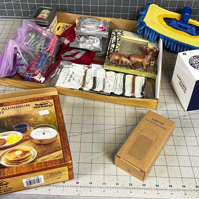 Mixed Lot: Head Phones, Speaker, Clothes Pins etc. 