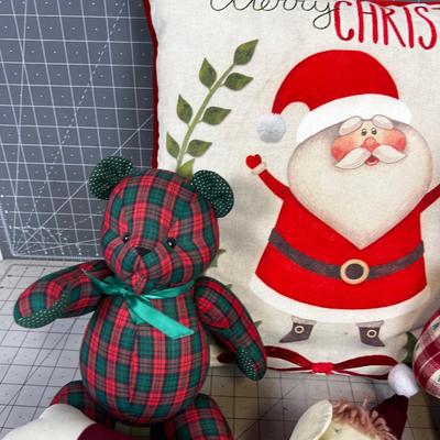 X-Mas Stuffies and a pillow (5 Pieces) 