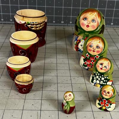 Russian Nesting Doll - 5 Deep Red & Green with Kitten