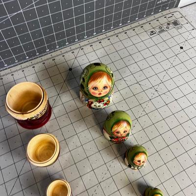 Russian Nesting Doll - 5 Deep Red & Green with Kitten