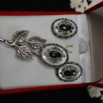 Matching 925 Sterling Earrings & Brooch with Mother of Pearl & Onyx 16.3g
