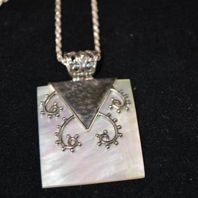 925 Sterling Chain with 925 & Mother of Pearl Pendant 20", 18.0g