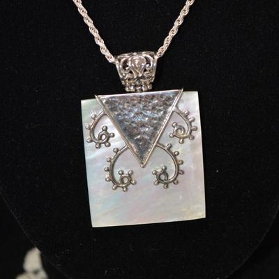 925 Sterling Chain with 925 & Mother of Pearl Pendant 20", 18.0g