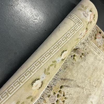 Chinese Rug Hand Knotted. White / Taupe Colors. 