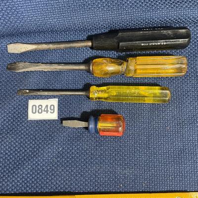 Assortment of screwdrivers-straight