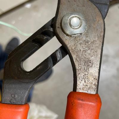 Adjustable wrench