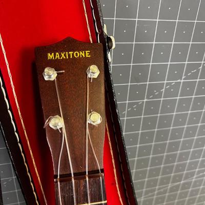 Maxi Tone Ukulele w/ Case
